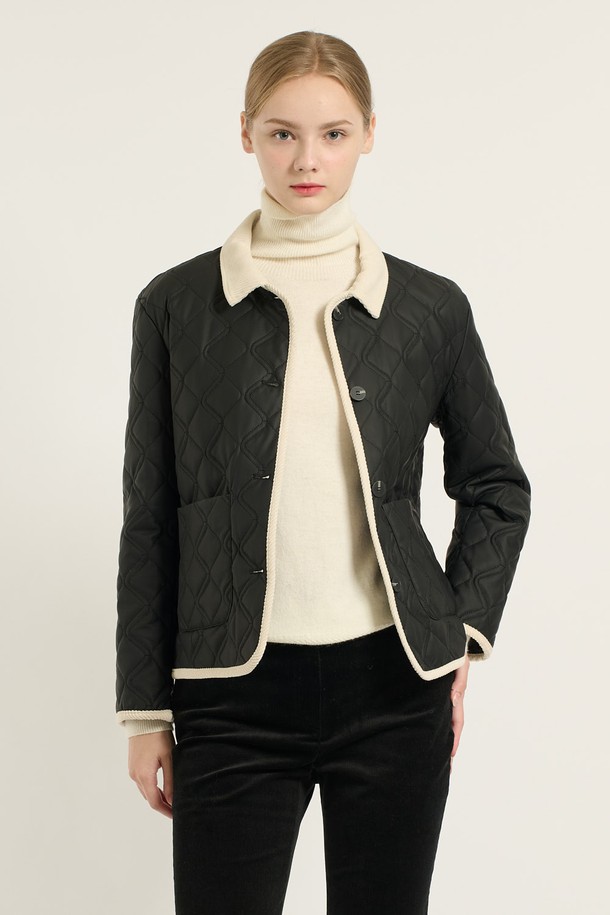 [25WT] 코듀로이 배색 카라 퀼팅 - BLACK B5D9I87199는 겨울철 따뜻하고 스타일리시하게 연출할 수 있는 여성용 퀼팅 재킷입니다. 부드러운 레이온, 폴리에스테르, 코듀로이 혼방 소재로 제작되어 포근한 착용감을 선사하며, 두꺼운 두께감으로 보온성을 높였습니다. 블랙 컬러에 브라운 배색 카라 디자인과 소매, 밑단 트림으로 클래식하면서도 엘레강스한 분위기를 자아냅니다. 레귤러핏에 버튼 여밈 방식으로 편안하게 착용 가능하며, 데일리룩, 모임룩, 데이트룩 등 다양한 TPO에 활용할 수 있습니다. 미니멀, 시크 스타일을 즐기는 여성분들께 추천하는 겨울 필수 아이템입니다.
