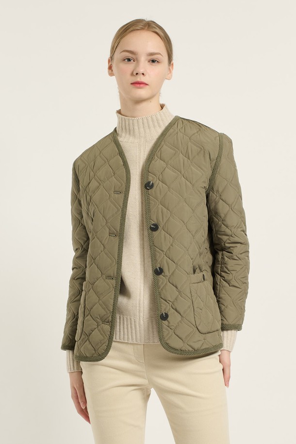 **[25WT] 브이넥 바인딩 퀼팅 - KHAKI B5D9I87645**

가을 나들이룩에 어울리는 여성 퀼팅 재킷입니다. 클래식하면서도 트렌디한 스타일로, 간절기에 적합합니다. 부드러운 폴리에스터 소재로 제작되었으며, 매끄러운 촉감을 선사합니다. 브이넥 디자인과 바인딩 디테일, 포켓 디테일이 특징이며, 심플한 버튼으로 여밈을 더했습니다. 숏 기장의 레귤러핏으로, 다양한 스타일 연출에 용이합니다. 색상은 카키, 아이보리, 블랙 3가지로 구성되었습니다.
