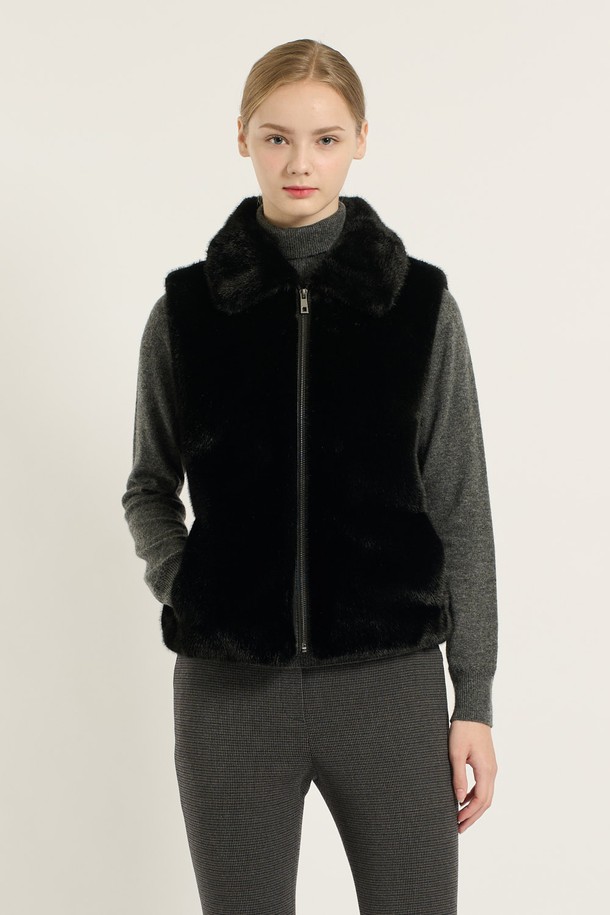 [25WT] 페이크 퍼 베스트 - BLACK B5D9I97199는 부드러운 촉감과 뛰어난 보온성을 자랑하는 여성용 페이크 퍼 베스트입니다. 슬림핏 디자인과 크롭 기장으로 세련된 스타일을 연출하며, 전면 지퍼 디테일로 포인트를 더했습니다. 블랙 컬러의 무지 패턴으로 어떤 룩에도 쉽게 매치할 수 있으며, 가을, 겨울철 데일리룩, 모임룩, 데이트룩 등 다양한 TPO에 활용하기 좋습니다. 폴리에스터 소재의 안감과 두꺼운 두께감으로 따뜻함을 선사하며, 미니멀, 클래식, 시크 스타일을 즐기는 여성에게 추천합니다. 민소매 디자인으로 레이어드하여 더욱 멋스럽게 연출할 수 있습니다.
