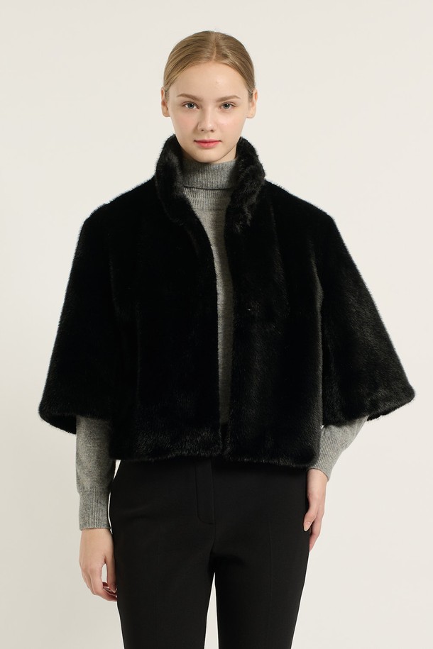 [25WT] 하이넥 페이크 퍼 재킷 - BLACK B5D9I97299는 겨울철 시크하고 우아한 스타일을 연출해 줄 여성용 하이넥 페이크 퍼 재킷입니다. 부드러운 촉감의 폴리에스터 소재로 제작되어 뛰어난 보온성을 자랑하며, 숏 기장과 자연스러운 핏으로 편안한 착용감을 선사합니다. 블랙과 실버 두 가지 컬러로 출시되어 다양한 룩에 매치하기 용이하며, 무지 디자인과 양옆 포켓, 그리고 세심한 마감 처리로 고급스러운 분위기를 더했습니다. 겨울 데일리룩, 모임룩, 파티룩 등 TPO에 맞춰 시크하고 클래식한 스타일을 완성해보세요.
