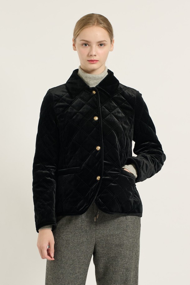 세련된 무드의 [25WT] 벨벳 퀼팅 점퍼 - BLACK B5D9R13499입니다. 부드러운 촉감의 벨벳 소재와 퀼팅 패턴이 어우러져 클래식하면서도 시크한 스타일을 연출합니다. 겨울철 일상, 모임, 오피스룩에 모두 잘 어울리는 활용도 높은 아이템입니다. 적당한 두께감으로 따뜻함을 제공하며, 벨벳 안감과 버튼 디테일이 고급스러움을 더합니다. 긴 소매 기장과 레귤러핏으로 편안한 착용감을 선사합니다.
