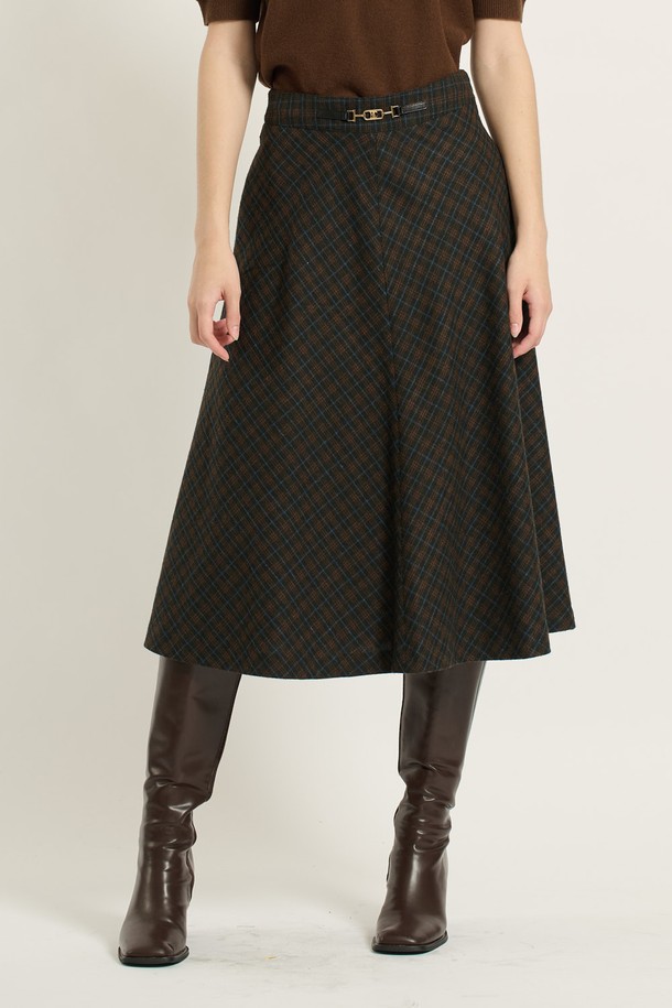 [25WT] 훌 체크 스커트 - DARK KHAKI B5D9S20283는 여성스러운 실루엣을 연출하는 다크 카키 컬러의 체크 스커트입니다. 가을, 겨울 시즌에 어울리는 중간 두께의 플레어 A라인 스커트로, 우아하고 클래식한 스타일을 제안합니다. 폴리에스터와 모 혼방 소재로 제작되어 편안함과 고급스러운 분위기를 동시에 느낄 수 있습니다. 허리 부분의 섬세한 디테일과 다리 라인을 아름답게 강조하는 디자인이 특징입니다. 오피스룩, 모임룩, 가을 나들이룩 등 다양한 TPO에 활용 가능한 미디 스커트입니다.
