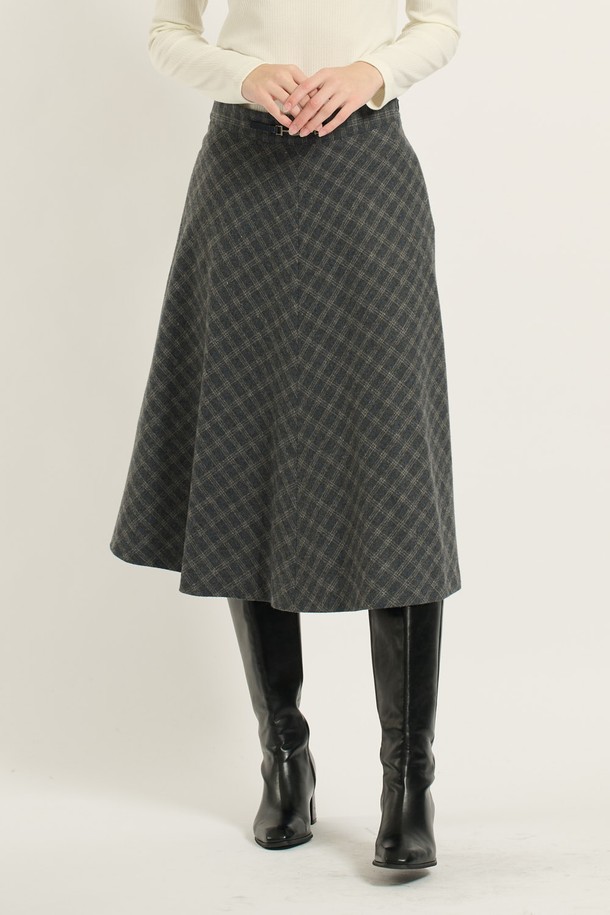 [25WT] 훌 체크 스커트 - M GRAY (B5D9S20216)는 여성스러운 무드를 연출하는 훌 스커트입니다. M GRAY 색상의 체크 패턴으로, 겨울철 데일리룩, 모임룩, 데이트룩 등 다양한 TPO에 활용하기 좋습니다. 부드러운 촉감의 폴리에스터, 모 혼방 소재로 제작되었으며, 허리선의 슬림한 벨트 디테일과 자연스럽게 퍼지는 A라인/플레어 실루엣이 특징입니다. 슬림 핏으로 우아하고 여성스러운 스타일을 완성하며, 다양한 상의와 매치하여 클래식, 미니멀, 로맨틱 스타일을 연출할 수 있습니다. 두께감 있는 소재로 따뜻하게 착용 가능하며, 편안한 착용감을 선사합니다.
