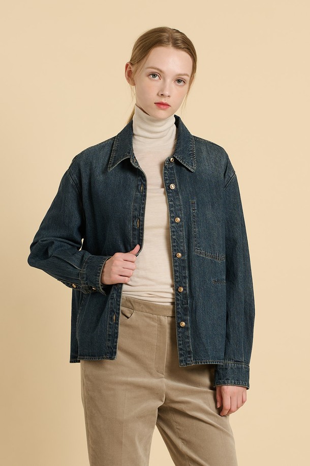 다크 블루 컬러의 [25WT] 포켓 포인트 데님 블라우스입니다. 면 소재로 제작되어 부드러운 촉감을 선사하며, 레귤러핏과 긴 소매 기장으로 편안하게 착용할 수 있습니다. 심플한 디자인에 포켓 디테일이 더해져 캐주얼한 매력을 더하며, 카라넥과 버튼 클로징으로 클래식한 무드를 연출합니다. 봄, 가을 시즌에 출근룩 또는 데이트룩 등 다양한 TPO에 맞춰 스타일리시하게 연출해보세요. 베이직하면서도 세련된 디자인으로 미니멀한 스타일을 즐기는 여성분들에게 추천합니다.
