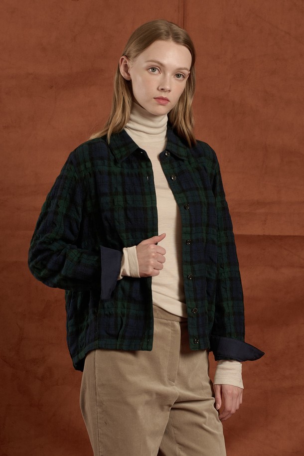 세련된 그린 체크 패턴이 돋보이는 [25WT] 울 체크 블라우스입니다. 여성스러운 실루엣을 연출하며, 가을과 겨울에 따뜻하게 착용하기 좋습니다. 고급스러운 모(wool)와 면 혼방 소재로 제작되어 부드러운 촉감을 선사합니다. 소매와 밑단 디자인으로 포인트를 더해, 오피스룩, 모임룩, 가을 나들이룩 등 다양한 TPO에 활용할 수 있습니다. 클래식하고 미니멀한 스타일을 선호하는 분들께 추천합니다.
