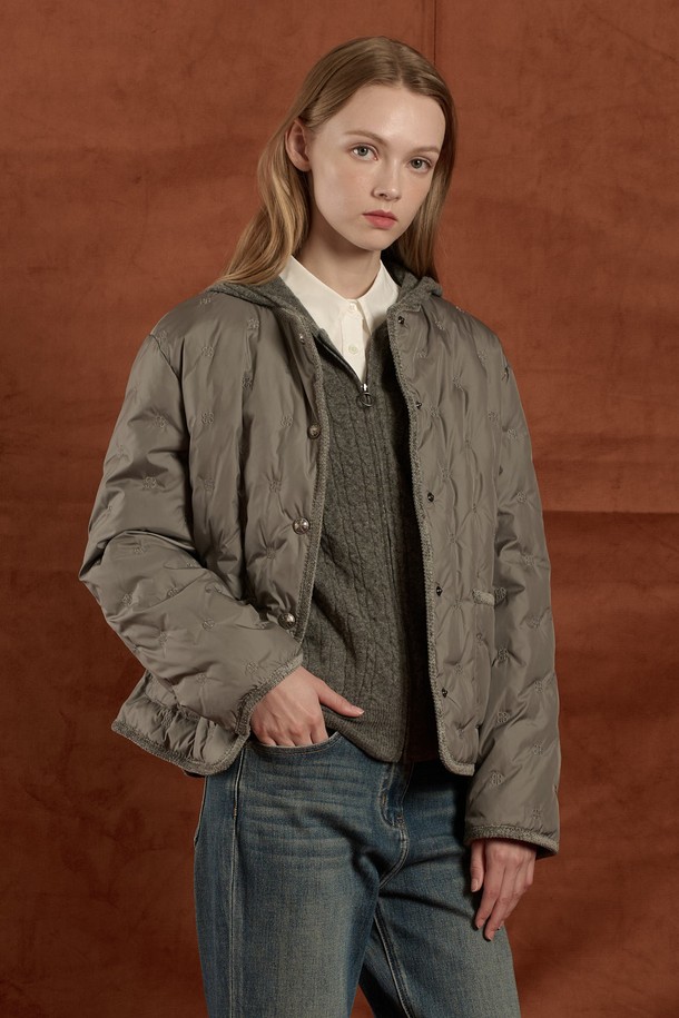 [25WT] 메탈 자수 구스 다운 - LIGHT M GRAY B5W9F80296는 여성용 아우터 구스다운입니다. 겨울철 일상 및 비즈니스 캐주얼에 적합하며, 베이직하고 캐주얼한 스타일을 연출합니다. LIGHT M GRAY 및 DARK BROWN 두 가지 색상으로 출시되었으며, 메탈 자수 포인트와 포켓 디테일이 특징입니다. 구스다운 충전재(솜털 80%, 깃털 20%)를 사용하여 가볍고 따뜻하며, 스트레이트 핏의 레귤러 기장으로 제작되었습니다. 긴 소매와 버튼 여밈 방식의 두꺼운 두께감으로 겨울철 보온성을 높였습니다.
