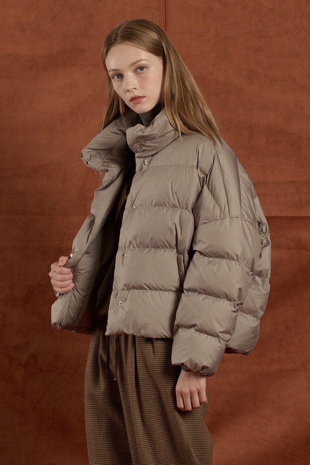 [25WT] 하이넥 구스 다운 - LIGHT KHAKI B5W9F80581은 겨울철 데일리룩에 어울리는 여성용 아우터입니다. 미니멀하고 클래식한 스타일을 추구하며, 은은한 LIGHT KHAKI 컬러가 특징입니다. 하이넥 디자인으로 목을 따뜻하게 감싸주며, 구스다운 충전재(솜털 80%, 깃털 20%)를 사용하여 뛰어난 보온성을 제공합니다. 부드러운 촉감의 폴리에스터 소재로 제작되었으며, 무지 패턴과 레귤러핏으로 깔끔한 실루엣을 연출합니다. 버튼 여밈 방식의 크롭 기장 긴소매 디자인으로, 다양한 스타일링에 활용하기 좋습니다.
