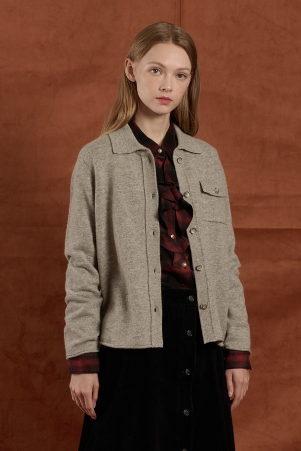 [25WT] 울 셔츠형 니트 가디건 - MULTI M GRAY B5W9K10597는 여성용 상의 니트 가디건입니다. 가을, 겨울 시즌에 어울리는 두꺼운 두께감의 울(모) 100% 소재로 제작되어 부드러운 촉감을 자랑합니다. 셔츠 칼라와 앞 단추 디자인, 왼쪽 가슴 포켓 디테일이 돋보이며, 베이직하고 클래식한 스타일을 연출합니다. 레귤러핏과 긴소매 기장으로 모임룩, 겨울 데일리룩 모두 소화 가능하며, 미니멀하고 클래식한 무드를 선호하는 분들께 추천합니다.
