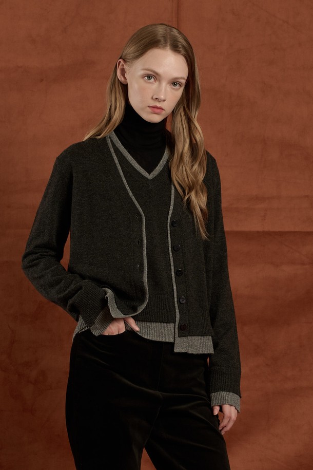 [25WT] 차콜 그레이 컬러라인 배색 니트 가디건은 여성 의류 상의 카테고리에 속하는 니트 가디건입니다. 차콜 그레이와 브라운 컬러 배색이 돋보이는 제품으로, 가을과 겨울에 따뜻하게 착용할 수 있습니다. 소매와 밑단 배색 디테일이 특징이며, 레귤러 핏에 라운드넥 디자인으로 클래식하고 베이직한 스타일을 연출합니다. 플리에스터, 울, 나일론 혼방 소재로 제작되어 부드러운 촉감과 함께 두꺼운 두께감으로 보온성을 높였습니다. 겨울 데일리룩, 모임룩, 데이트룩 등 다양한 TPO에 미니멀하고 캐주얼한 스타일로 코디하기 좋습니다.
