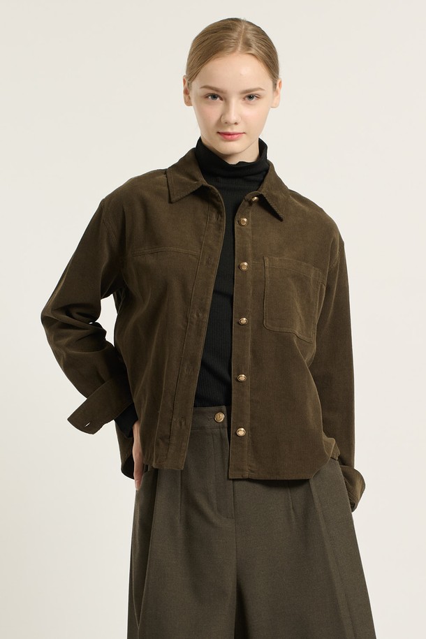 [25WT] 루즈핏 코듀로이 셔츠 - DARK KHAKI B5D9B40183는 넉넉한 루즈핏으로 편안한 착용감을 선사하는 셔츠입니다. 부드러운 촉감의 코듀로이 소재로 제작되어 봄, 가을 시즌에 활용하기 좋으며, 다크 카키 컬러가 세련된 분위기를 더합니다. 베이직하면서도 캐주얼한 스타일로, 출근룩이나 비즈니스 캐주얼, 혹은 캐주얼, 클래식, 미니멀 스타일 연출에도 적합합니다. 긴 소매와 카라 디자인, 그리고 실용적인 포켓 디테일까지 갖춰 활용도를 높였습니다. 두꺼운 두께감으로 보온성을 더했습니다.
