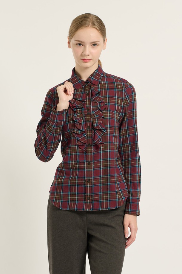 세련된 분위기를 연출하는 [25WT] 체크 훌 셔츠 - 다크 레드는 여성스러움을 강조하는 클래식 스타일의 셔츠입니다. 차이나 칼라와 긴소매 디자인, 레귤러핏으로 제작되어 편안한 착용감을 선사합니다. 가을과 겨울에 어울리는 면 소재로 제작되었으며, 체크 패턴과 프릴 디테일이 돋보입니다. 오피스룩, 모임룩, 데이트룩 등 다양한 TPO에 활용할 수 있으며, 미니멀, 시크 스타일을 즐기는 분들께 추천합니다. 레귤러 기장으로 어떤 하의와도 잘 어울려 활용도가 높습니다.
