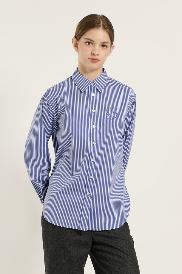 [25WT] 빅로고 스트라이프 셔츠 - M BLUE(블루)는 여성용 셔츠/블라우스입니다. 봄, 여름에 착용하기 좋은 얇은 두께의 면 소재 레귤러핏 셔츠로, 베이직하고 클래식한 스타일을 연출합니다. 차이나칼라, 긴 소매, 버튼 여밈 방식이며, 뻣뻣한 촉감과 빅로고 디테일이 특징입니다. 출근룩, 오피스룩, 비즈니스 캐주얼에 활용하기 좋으며, 클래식하고 미니멀한 스타일을 선호하는 분들께 추천합니다. 스트라이프 패턴과 빅로고 디자인이 돋보이는 셔츠입니다.
