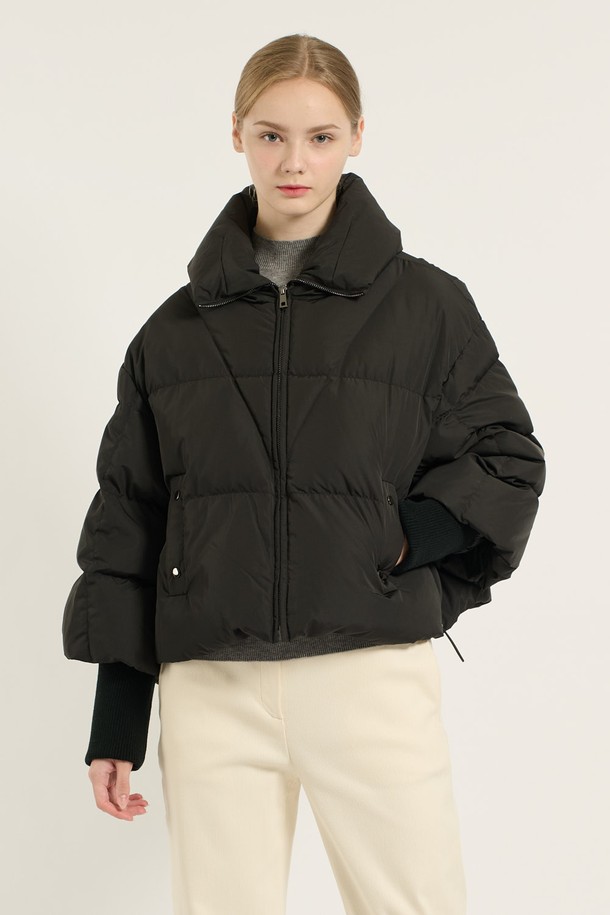 [25WT] 니트 소매 덕 다운 - BLACK B5D9F87699은 겨울철 캐주얼 스타일을 위한 여성용 오버핏 크롭 패딩입니다. 부드러운 촉감의 나일론 소재와 두꺼운 두께로 제작되어 보온성을 높였습니다. 블랙 컬러의 무지 디자인에 니트 소매 디테일이 돋보이며, 집업 스타일로 편안하게 착용 가능합니다. 안감 또한 패딩 처리되어 더욱 따뜻하게 착용할 수 있습니다. 미니멀한 스타일을 선호하는 분들께 추천합니다.
