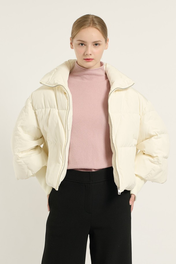 [25WT] 니트 소매 덕 다운 - 아이보리 B5D9F87613는 캐주얼하고 베이직한 스타일의 여성용 덕다운 패딩입니다. 겨울철에 적합하며, 두꺼운 두께감으로 따뜻함을 제공합니다. 부드러운 촉감의 니트 소재 소매가 특징이며, 무지 디자인에 오버핏으로 편안하게 착용할 수 있습니다. 집업 스타일로 간편하게 여밀 수 있으며, 안감은 패딩 처리되어 보온성을 높였습니다. 아이보리 색상으로 다양한 룩에 활용하기 좋습니다.
