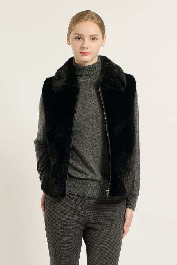 [25WT] 페이크 퍼 베스트 - BLACK B5D9F97199는 여성들을 위한 아우터 카테고리의 베스트 상품입니다. 가을과 겨울에 착용하기 좋은 두꺼운 두께감의 페이크 퍼 소재로 제작되어 부드러운 촉감을 선사합니다. 블랙 컬러의 무지 디자인에 크롭 기장과 레귤러핏으로 베이직하면서도 클래식한 스타일을 연출하며, 민소매와 퍼 카라 디테일이 특징입니다. 모임룩이나 미니멀한 스타일을 선호하는 분들께 추천하는 아이템입니다.
