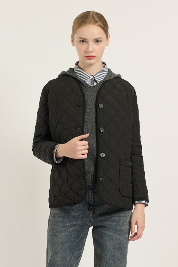 [25WT] 브이넥 바인딩 퀼팅 - BLACK B5D9G87699는 여성용 아우터 점퍼입니다. 가을과 겨울에 적합하며, 베이직하고 캐주얼한 스타일을 연출할 수 있습니다. 블랙 색상의 퀼팅 패턴, 레귤러 기장의 두꺼운 두께감으로 따뜻함을 더합니다. 브이넥 디자인과 버튼 여밈 방식, 레귤러 핏으로 편안하게 착용할 수 있으며, 바인딩 디테일이 특징입니다. 캐주얼, 클래식, 미니멀 무드를 즐기는 분들께 추천합니다.
