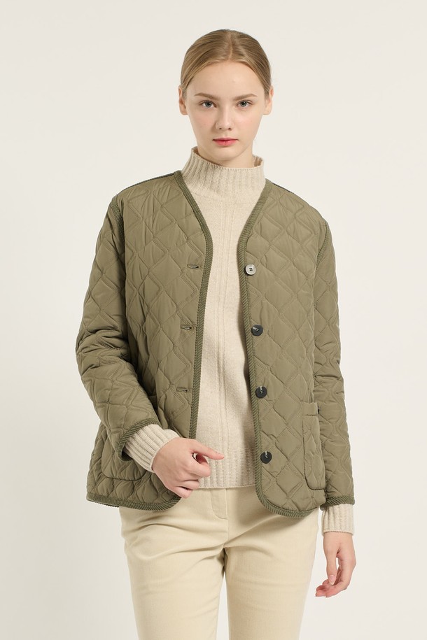 [25WT] 브이넥 바인딩 퀼팅 - KHAKI (카키) B5D9G87645는 여성용 점퍼입니다. 봄, 가을에 어울리는 두꺼운 두께감의 크롭 기장 아우터로, 베이직하고 캐주얼한 스타일을 연출합니다. 브이넥 라인과 바인딩, 퀼팅 디자인이 특징이며, 긴 소매와 버튼 여밈 방식으로 제작되었습니다. 레귤러핏으로 제작되어 편안한 착용감을 선사하며, 데일리룩에 활용하기 좋습니다.
