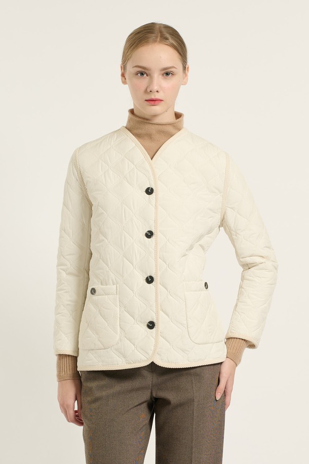 아이보리 컬러의 [25WT] 브이넥 바인딩 퀼팅 점퍼입니다. 가을과 겨울에 착용하기 좋은 두꺼운 두께감으로, 캐주얼하고 베이직한 스타일을 연출합니다. 크롭 기장에 7부 소매, 브이넥 디자인과 바인딩 디테일이 특징입니다. 레귤러핏으로 편안하게 착용 가능하며, 퀼팅 패턴이 돋보입니다. 일상복으로 활용하기 좋은 여성 점퍼입니다.
