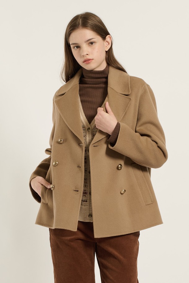 세련된 무드의 여성 [25WT] 더블 단추 핸드메이드 재킷입니다. 베이지 컬러와 울 소재, 두꺼운 두께감으로 가을, 겨울 시즌에 따뜻하고 포근하게 착용할 수 있습니다. 클래식하고 미니멀한 디자인에 테일러드 칼라와 레귤러핏으로 세련된 실루엣을 연출합니다. 오피스룩, 출근룩, 모임룩 등 다양한 TPO에 활용 가능한 아이템입니다. 긴 소매 기장과 핸드메이드 코트 타입으로 완성도를 높였습니다.
