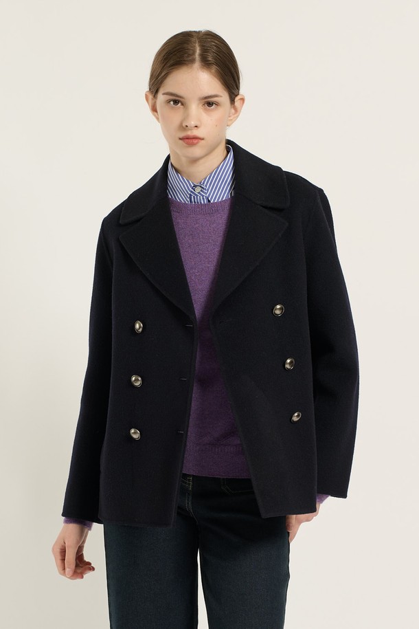 [25WT] 더블 단추 핸드메이드 재킷 - DARK NAVY B5D9H80156는 가을과 겨울, 당신의 품격을 높여줄 여성용 아우터입니다. 다크 네이비 컬러의 무지 디자인으로, 클래식하고 미니멀한 스타일을 연출합니다. 울 소재와 두꺼운 두께감으로 따뜻함을 선사하며, 레귤러핏과 레귤러 기장으로 편안한 착용감을 제공합니다. 더블 버튼 디테일이 돋보이는 핸드메이드 코트로, 오피스룩, 출근룩, 모임룩 등 다양한 TPO에 활용 가능합니다.
