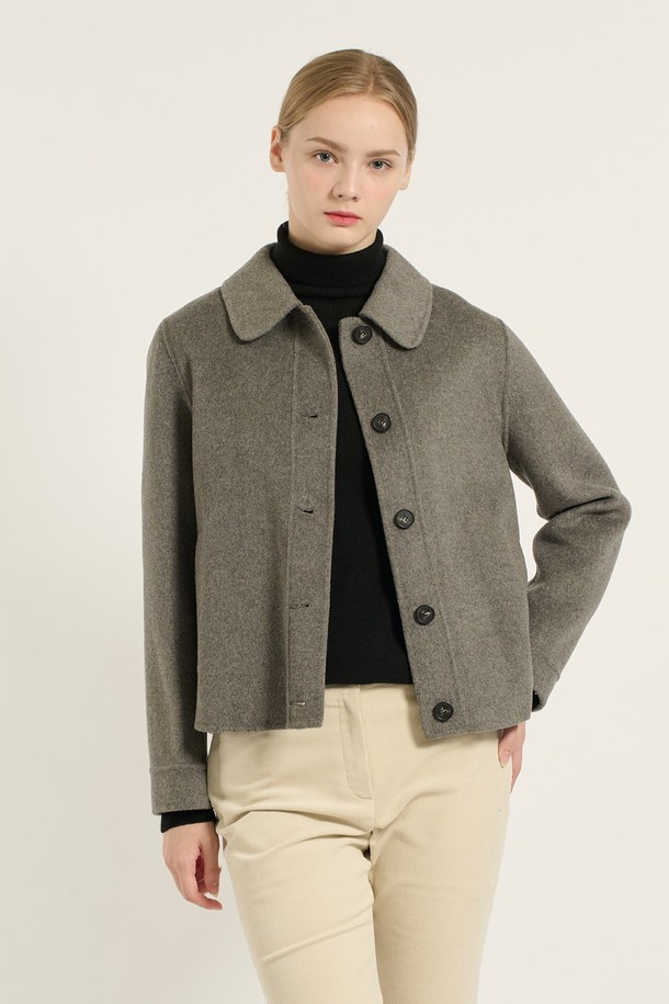 [25WT] 스탠카라 크롭 핸드메이드 재킷은 여성용 아우터로, 가을과 겨울에 착용하기 좋은 두꺼운 울 소재의 재킷입니다. 미니멀하고 클래식한 스타일을 추구하며, 오피스룩, 출근룩, 모임룩에 적합합니다. 그레이 컬러의 무지 패턴으로, 레귤러핏과 스탠카라 디자인, 버튼 여밈 방식, 긴 소매 기장, 크롭 기장이 특징입니다. 핸드메이드 방식으로 제작되어 고급스러운 분위기를 연출하며, 클래식, 미니멀, 시크 스타일을 좋아하는 여성분들께 추천합니다.
