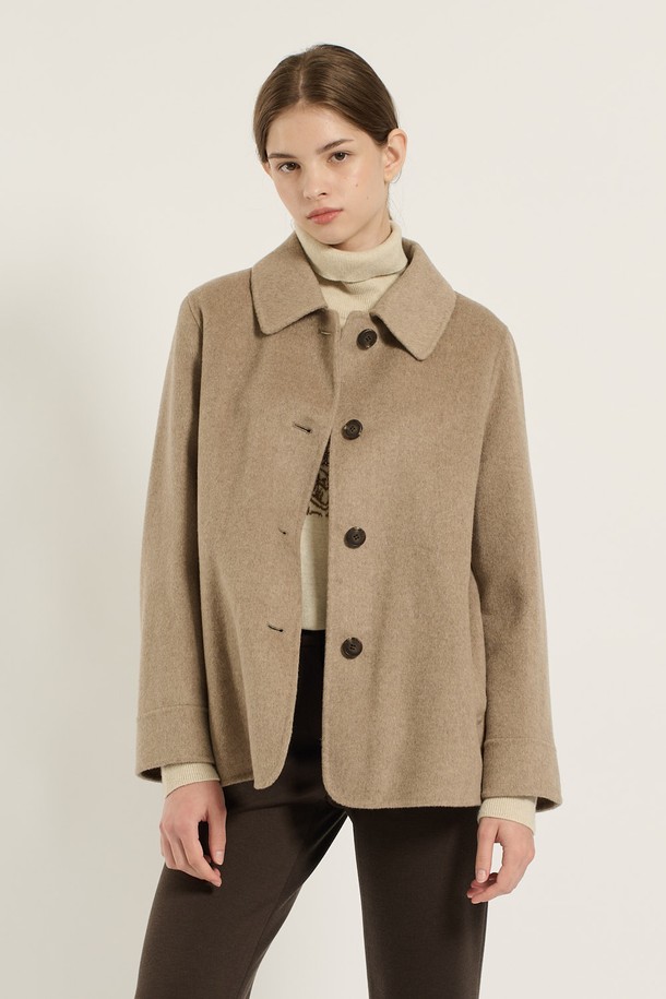 세련된 무드를 연출하는 [25WT] 싱글 브레스트 핸드메이드 하프 코트입니다. 부드러운 촉감의 울 소재로 제작되어 가을, 겨울 시즌에 따뜻하게 착용할 수 있습니다. 베이지 컬러의 무지 디자인과 레귤러핏, 하프 기장으로 미니멀하고 클래식한 스타일을 완성합니다. 싱글 버튼 여밈 방식과 긴 소매 디자인으로 출근룩, 오피스룩, 모임룩 등 다양한 TPO에 활용 가능합니다. 핸드메이드 공법으로 제작되어 높은 퀄리티를 자랑하는 싱글 코트입니다.
