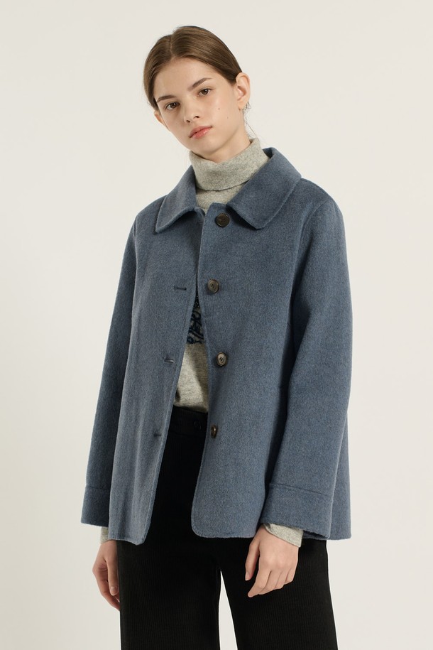 [25WT] 싱글 브레스트 핸드메이드 하프 코트 - M BLUE B5D9H87253는 가을, 겨울 시즌에 어울리는 여성용 하프 코트입니다. 클래식하고 미니멀한 스타일로, 울 소재 특유의 부드러운 촉감과 두꺼운 두께감이 특징입니다. 핸드메이드 방식으로 제작되어 고급스러움을 더하며, 싱글 버튼 여밈 방식으로 깔끔한 실루엣을 연출합니다. 레귤러핏으로 제작되어 편안한 착용감을 제공하며, 출근룩, 오피스룩, 모임룩 등 다양한 TPO에 활용 가능합니다.
