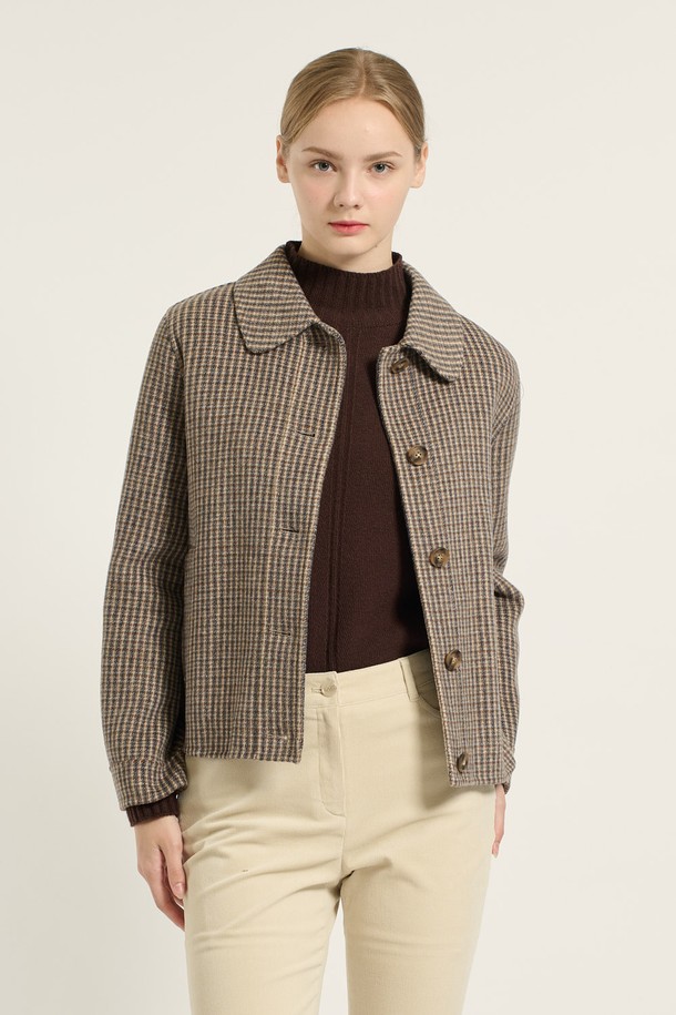 [25WT] 스탠카라 크롭 체크 핸드메이드 재킷은 여성용 아우터로, 가을과 겨울에 착용하기 좋은 두꺼운 울 소재의 재킷입니다. 베이지 컬러에 클래식하고 미니멀한 무드의 체크 패턴이 특징이며, 스탠카라 디자인과 크롭 기장으로 세련된 실루엣을 연출합니다. 핸드메이드 방식으로 제작되어 높은 퀄리티를 자랑하며, 레귤러핏으로 제작되어 편안한 착용감을 제공합니다. 버튼 여밈 방식과 긴 소매 기장으로 오피스룩, 출근룩, 모임룩 등 다양한 TPO에 활용할 수 있습니다.
