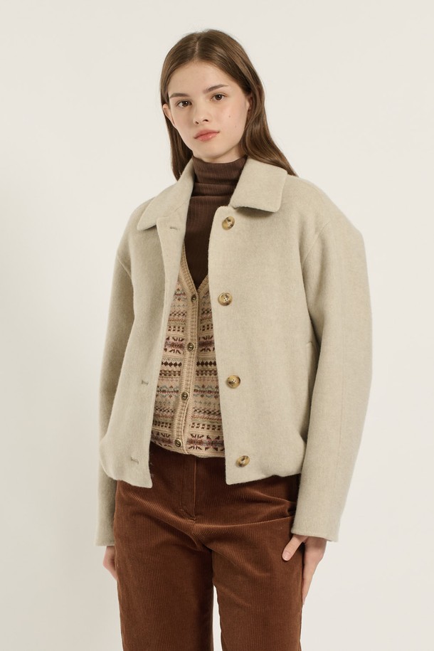 [25WT] 스탠카라 스트링볼륨 핸드메이드 재킷 - OATMEAL B5D9J10277은 가을과 겨울, 여성 고객을 위한 아우터입니다. 오트밀 컬러의 무지 디자인으로, 클래식하고 미니멀한 스타일을 연출합니다. 루즈 핏의 스탠카라 재킷으로, 부드러운 울 소재와 두꺼운 두께감이 특징입니다. 긴 소매 기장과 핸드메이드 코트 타입으로, 오피스룩, 출근룩, 모임룩 등 다양한 TPO에 활용 가능합니다. 볼륨감을 더해 시크한 매력을 선사하며, 버튼 여밈 방식으로 간편하게 착용할 수 있습니다.
