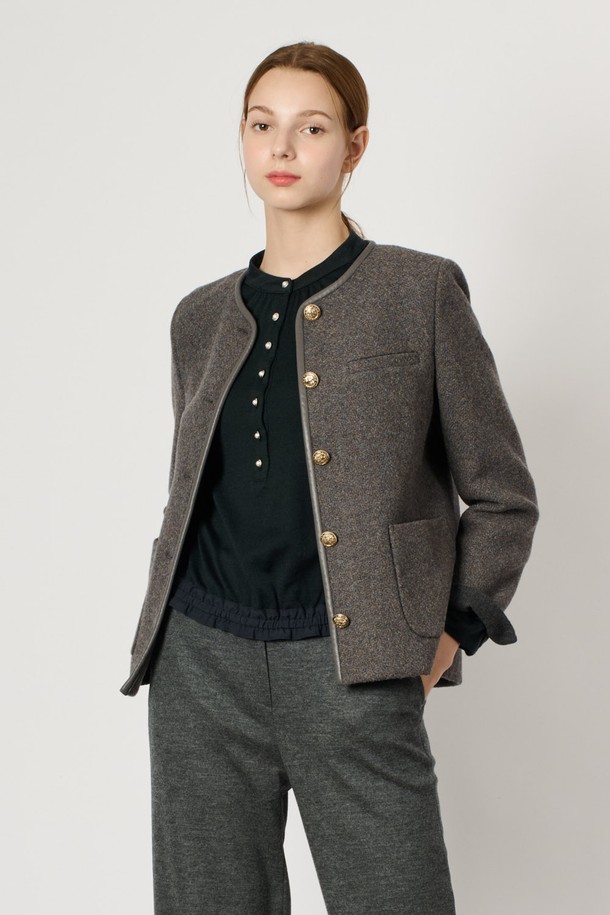 [25WT] 라운드넥 트위드 재킷 - M GRAY B5D9J10616은 클래식하고 미니멀한 스타일을 추구하는 여성 의류입니다. 두꺼운 울 소재로 제작되어 봄, 가을에 착용하기 좋으며, 레귤러 핏과 긴 소매 기장으로 편안함을 더했습니다. 크롭 기장의 그레이 컬러 트위드 재킷으로, 버튼 디테일이 포인트로 더해져 오피스룩, 모임룩, 데이트룩 등 다양한 TPO에 활용할 수 있습니다. 뻣뻣한 촉감과 세련된 디자인은 시크한 무드를 연출합니다.
