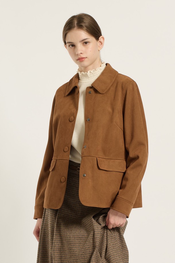 [25WT] 인조 스웨이드 재킷 - CAMEL B5D9J11480은 여성용 자켓으로, 부드러운 촉감의 인조 스웨이드와 인조 가죽 소재로 제작되었습니다. 봄, 가을에 어울리는 얇은 두께의 레귤러핏 테일러드 코트 타입이며, 카멜 컬러의 무지 디자인이 특징입니다. 싱글 버튼 여밈 방식과 긴 소매, 포켓 디테일이 돋보이는 클래식하고 미니멀한 스타일의 재킷입니다. 오피스룩, 출근룩, 모임룩 등 다양한 TPO에 시크하게 매치할 수 있습니다.
