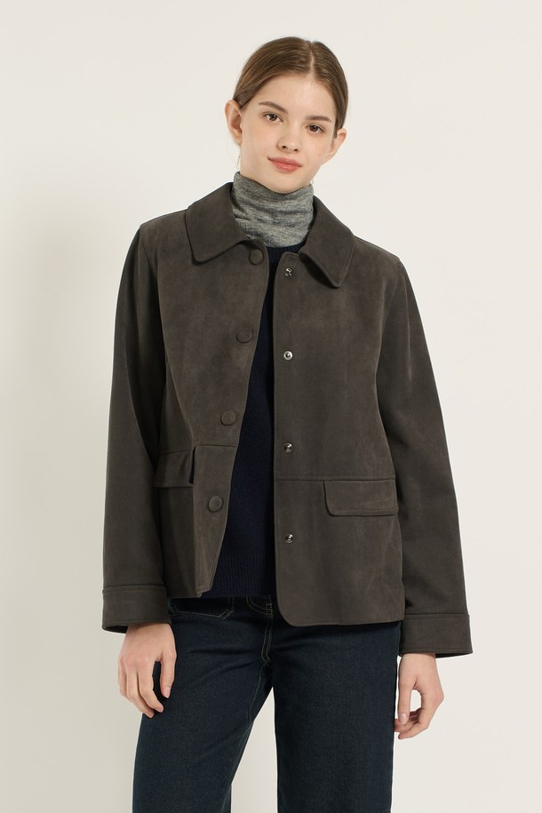 [25WT] 인조 스웨이드 재킷 - DARK GRAY B5D9J11417는 여성용 자켓입니다. 다크 그레이 컬러의 무지 디자인으로, 가을과 겨울에 착용하기 좋은 두꺼운 두께감의 레귤러핏 자켓입니다. 부드러운 촉감의 인조 스웨이드와 인조 가죽 소재를 사용하여 고급스러운 느낌을 줍니다. 싱글 버튼 여밈 방식과 카라 디테일이 돋보이며, 출근룩이나 미니멀, 클래식 스타일 연출에 적합합니다. 긴 소매 기장의 레귤러 기장 자켓입니다.
