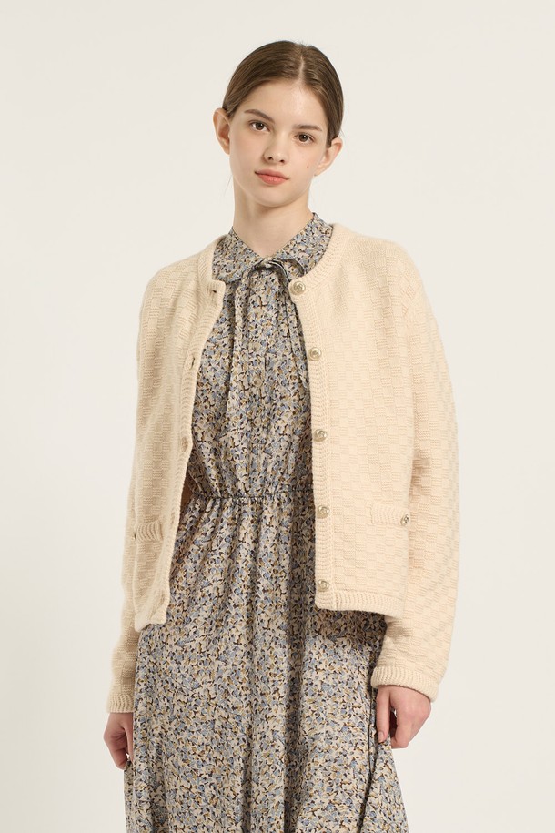 [25WT] 볼륨 텍스쳐 버튼업 가디건 - LIGHT BEIGE (라이트 베이지) B5D9K10171은 여성용 가디건입니다. 부드러운 니트 소재로 제작되어 봄, 가을에 착용하기 좋으며, 중간 두께감으로 편안한 착용감을 선사합니다. 베이직하고 캐주얼한 스타일로, 무지 디자인에 레귤러핏과 레귤러 기장으로 제작되었습니다. 볼륨감 있는 텍스처와 버튼 여밈 방식이 특징이며, 출근룩이나 모임룩 등 다양한 TPO에 활용 가능합니다. 캐주얼, 미니멀, 클래식 스타일을 즐겨 입는 분들께 추천합니다.
