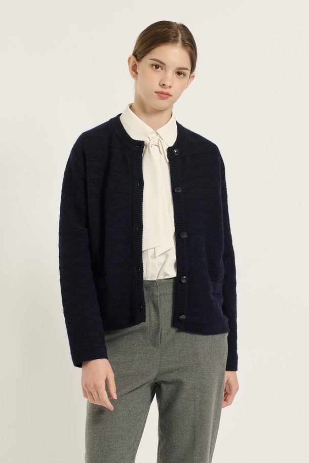 [25WT] 글리터 텍스처 스트라이프 가디건 - DARK NAVY B5D9K10256은 여성용 가디건으로, 다크 네이비 컬러에 글리터 텍스처 스트라이프 패턴이 돋보입니다. 봄, 가을 시즌에 적합하며, 베이직한 스타일을 연출하기 좋습니다. 부드러운 니트 소재로 제작되어 편안한 착용감을 제공하며, 레귤러 핏과 라운드넥 디자인으로 깔끔한 실루엣을 선사합니다. 크롭 기장에 긴 소매 디테일이 더해져 미니멀, 클래식, 캐주얼 룩에 모두 잘 어울립니다.
