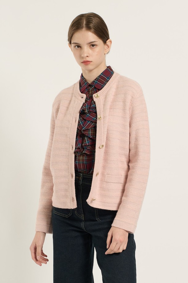 [25WT] 글리터 텍스처 스트라이프 가디건 - PINK B5D9K10222는 여성용 가디건으로, 봄, 가을에 어울리는 엘레강스 스타일을 연출합니다. 핑크 컬러의 니트 소재에 크롭 기장과 긴 소매가 특징이며, 레귤러핏 라운드넥 디자인으로 제작되었습니다. 스트라이프 패턴과 글리터 텍스처 디테일이 더해져 데이트룩, 모임룩에 포인트를 줄 수 있습니다. 부드러운 촉감의 얇은 두께로 클래식, 미니멀, 로맨틱 스타일을 즐겨 입는 분들께 추천합니다.
