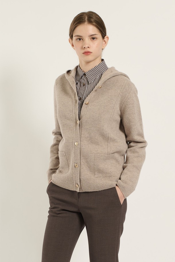 [25WT] 울 버튼 후드 가디건 - DARK BEIGE (B5D9K10373)는 여성용 상의 가디건입니다. 다크 베이지 색상의 울 소재로 제작되어 가을, 겨울에 착용하기 좋습니다. 베이직하고 캐주얼한 스타일로, 레귤러 핏에 긴 소매 기장과 레귤러 기장으로 디자인되었습니다. 후드 디자인과 버튼 여밈 방식으로, 출근룩이나 모임룩에 활용하기 좋으며, 캐주얼, 클래식, 미니멀 스타일을 연출할 수 있습니다. 두꺼운 두께감과 부드러운 촉감으로 편안하게 착용할 수 있습니다.
