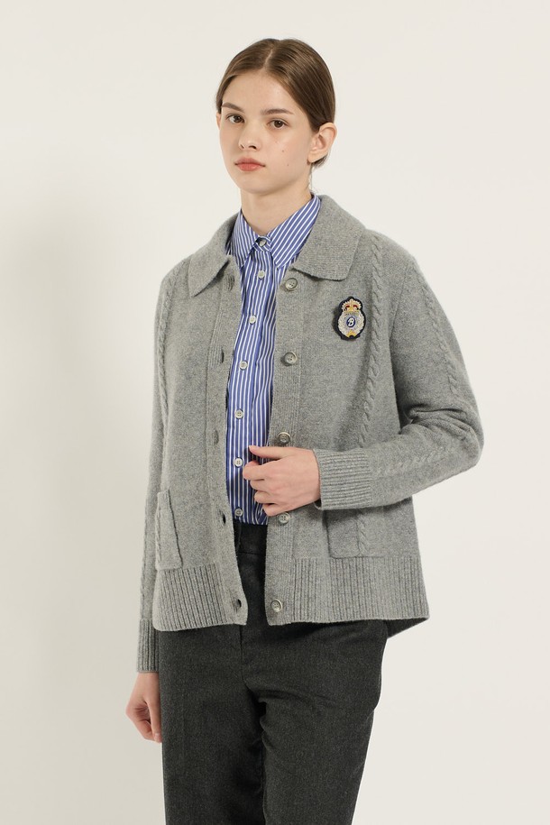 [25WT] 케이블 카라 가디건 - MULTI M GRAY (멀티 M 그레이) B5D9K10897는 여성용 케이블 카라 가디건입니다. 두꺼운 두께감의 니트 소재로 제작되어 가을, 겨울철에 따뜻하게 착용할 수 있습니다. 베이직하고 클래식한 스타일로, 레귤러핏과 레귤러 기장으로 편안한 착용감을 선사합니다. 차분한 그레이 컬러에 멀티 컬러 디테일이 더해져 포인트를 주며, 버튼 여밈 방식으로 간편하게 착용 가능합니다. 출근룩과 모임룩, 그리고 미니멀, 캐주얼, 클래식 스타일을 즐겨 입는 고객에게 추천합니다.
