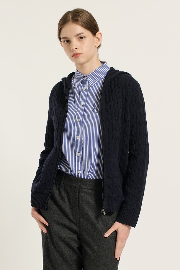 [25WT] 케이블 후드 집업 가디건 - NAVY B5D9K17255는 부드러운 니트 소재로 제작된 여성용 가디건입니다. 네이비 컬러에 케이블 패턴이 돋보이며, 레귤러 핏으로 편안하게 착용할 수 있습니다. 후드 디테일과 집업 디자인으로 캐주얼하고 미니멀한 스타일을 연출합니다. 간절기 시즌, 산책이나 집콕 시 따뜻하고 포근하게 걸치기 좋습니다. 봄, 가을에 어울리는 두꺼운 두께감으로 활용도가 높습니다.
