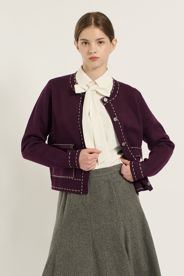 세련된 무드를 연출하는 [25WT] 스티치 배색 가디건 - PURPLE(퍼플)입니다. 부드러운 니트 소재에 라운드넥 디자인으로 편안한 착용감을 선사하며, 레귤러 핏과 얇은 두께감으로 봄, 가을 시즌에 활용하기 좋습니다. 클래식하고 엘레강스한 스타일을 살려주는 스티치 배색 디테일이 돋보이며, 데이트룩, 모임룩, 소개팅룩 등 다양한 TPO에 매치하기 용이합니다. 미니멀, 로맨틱 스타일을 즐겨 입는 여성분들께 추천하는 아이템입니다. 긴 소매 기장으로 더욱 여성스러운 분위기를 더합니다.
