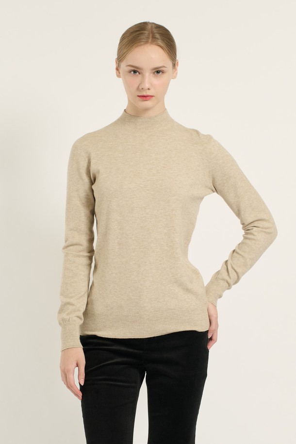 세련된 무드의 여성 [25WT] 반하이넥 니트 - LIGHT BEIGE B5D9K47971입니다. 부드러운 촉감의 폴리에스터, 아크릴, 나일론, 모, 레이온 혼방 소재로 제작되어 가을, 겨울 시즌에 따뜻하게 착용하기 좋습니다. 레귤러핏에 반하이넥 디자인으로 클래식, 모던, 베이직한 스타일을 연출하며, 오피스룩, 출근룩, 모임룩 등 다양한 TPO에 활용 가능합니다. 라이트 베이지, 브라운, 미디엄 그레이, 블랙 4가지 다채로운 컬러로 만나보세요. 골지 패턴으로 포인트를 더했으며, 핏은 레귤러, 소매는 긴 기장입니다.
