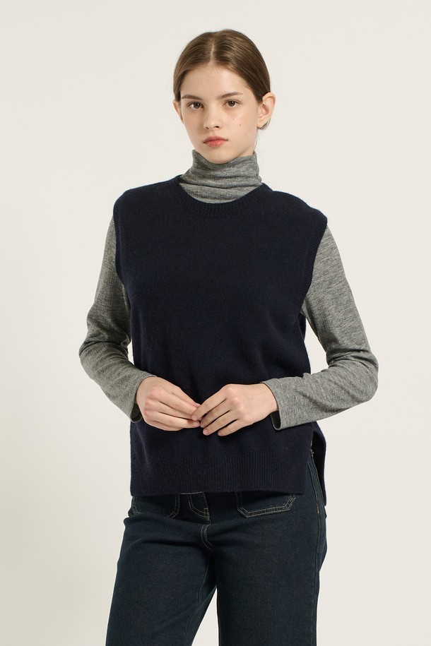 [25WT] 슬릿 디테일 라운드넥 니트 베스트 - DARK NAVY (다크 네이비) B5D9K50156는 여성용 상의 베스트입니다. 모, 면, 울 혼방 소재로 제작되어 부드러운 촉감과 보온성을 제공하며, 라운드넥 디자인과 레귤러핏으로 편안하게 착용할 수 있습니다. 무지 패턴에 슬릿 디테일이 더해져 세련된 느낌을 주는 이 베스트는 봄, 가을, 겨울 모두 활용 가능하며, 일상 및 캐주얼 스타일 모두 연출할 수 있습니다. 민소매 디자인으로 다양한 레이어링이 가능합니다.
