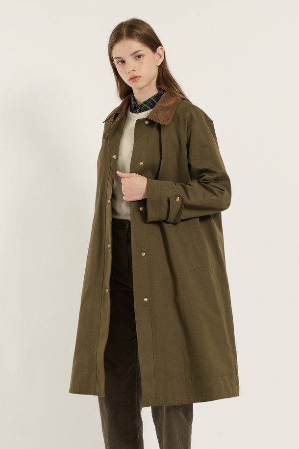 [25WT] 래글런 라이너 트렌치 코트 - KHAKI BROWN B5D9N70285는 클래식, 베이직, 캐주얼 스타일을 아우르는 여성용 트렌치 코트입니다. 카키 브라운, 블랙 두 가지 색상으로 출시되었으며, 봄, 가을, 겨울, 간절기 모두 착용 가능합니다. 무지 패턴에 롱 기장, 래글런 소매 디자인으로 편안한 착용감을 선사하며, 탈부착 라이너가 있어 보온성을 조절할 수 있습니다. 면, 폴리에스터, 나일론 혼방 소재로 제작되었으며, 부드러우면서도 튼튼한 촉감을 느낄 수 있습니다. 싱글 버튼과 스냅 여밈 방식, 히든 버튼 디테일로 깔끔한 디자인을 완성했습니다. 출근룩, 오피스룩, 모임룩 등 다양한 TPO에 활용 가능합니다.
