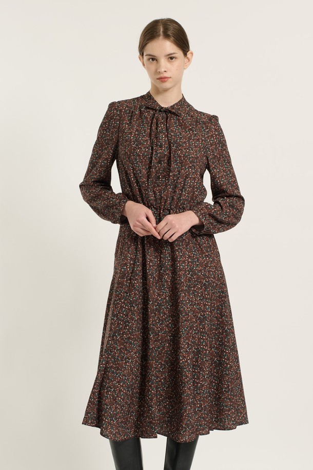 [25WT] 타이 플레어 프린트 원피스 - DARK BROWN B5D9O60175는 여성스러운 분위기를 자아내는 플레어 원피스입니다. 다크 브라운 및 엠 베이지 컬러로 출시되었으며, 플라워 프린트가 돋보이는 디자인입니다. 가을, 겨울, 간절기에 어울리는 얇은 두께감과 부드러운 촉감의 폴리에스터 소재로 제작되었습니다. 타이넥과 롱 기장의 A라인 플레어 스커트가 우아하고 세련된 스타일을 완성하며, 오피스룩, 하객룩, 데이트룩에 적합합니다. 레귤러핏으로 편안하게 착용 가능하며, 클래식, 로맨틱, 미니멀한 무드를 연출합니다.
