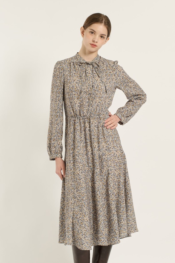 세련된 분위기를 연출하는 [25WT] 타이 플레어 프린트 원피스 - M BEIGE B5D9O60172입니다. 부드러운 폴리에스테르 소재로 제작되어 편안한 착용감을 선사하며, 가을과 겨울에 어울리는 긴 소매 디자인입니다. 플라워 프린트와 A라인 플레어 스커트가 페미닌하고 우아한 무드를 자아내며, 리본넥 디테일로 여성스러움을 더했습니다. 하객룩이나 모임룩으로 활용하기 좋으며, 클래식, 로맨틱, 미니멀 스타일을 즐겨 입는 여성분들께 추천합니다.
