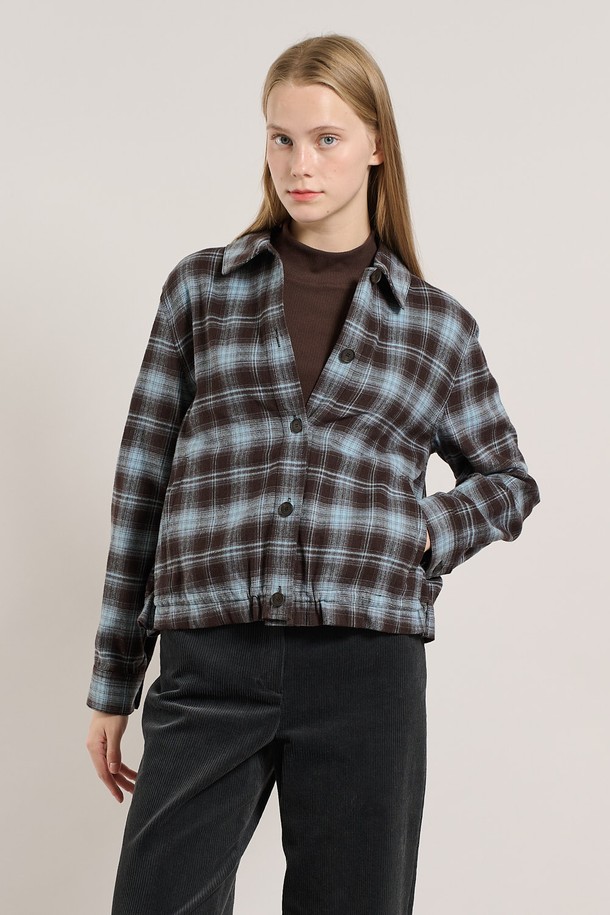 **[25WT] 체크 윈터 셔츠 - 라이트 블루 A5W9B40451**는 여성용 셔츠/블라우스로, 겨울철 출근룩에 적합한 캐주얼 스타일의 제품입니다. 라이트 블루 컬러의 체크 패턴이 돋보이며, 루즈핏과 긴 소매, 브이넥 디자인으로 편안하면서도 세련된 느낌을 선사합니다. 두꺼운 두께감으로 따뜻함을 더하며, 윈터 셔츠 특유의 포근한 착용감을 느낄 수 있습니다. 캐주얼, 클래식, 미니멀 스타일을 모두 아우르는 디자인으로 다양한 연출이 가능합니다.
