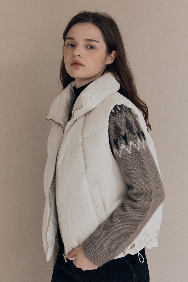 [25WT] 밴드넥 볼륨 베스트 - CREAM A5W9F50214는 여성스러운 실루엣을 연출하는 크림 컬러의 베스트입니다. 밴드넥 디자인과 레귤러 핏으로 제작되었으며, 캐주얼, 클래식, 미니멀 스타일을 모두 소화할 수 있습니다. 가을, 겨울 시즌에 적합하며, 두꺼운 두께감과 부드러운 촉감의 폴리에스테르 소재로 제작되어 포근함을 선사합니다. 볼륨감 있는 디자인과 패딩 안감으로 보온성을 높였으며, 출근룩으로도 활용 가능합니다. 무지 패턴으로 어떤 옷에도 쉽게 매치할 수 있는 활용도 높은 아이템입니다.
