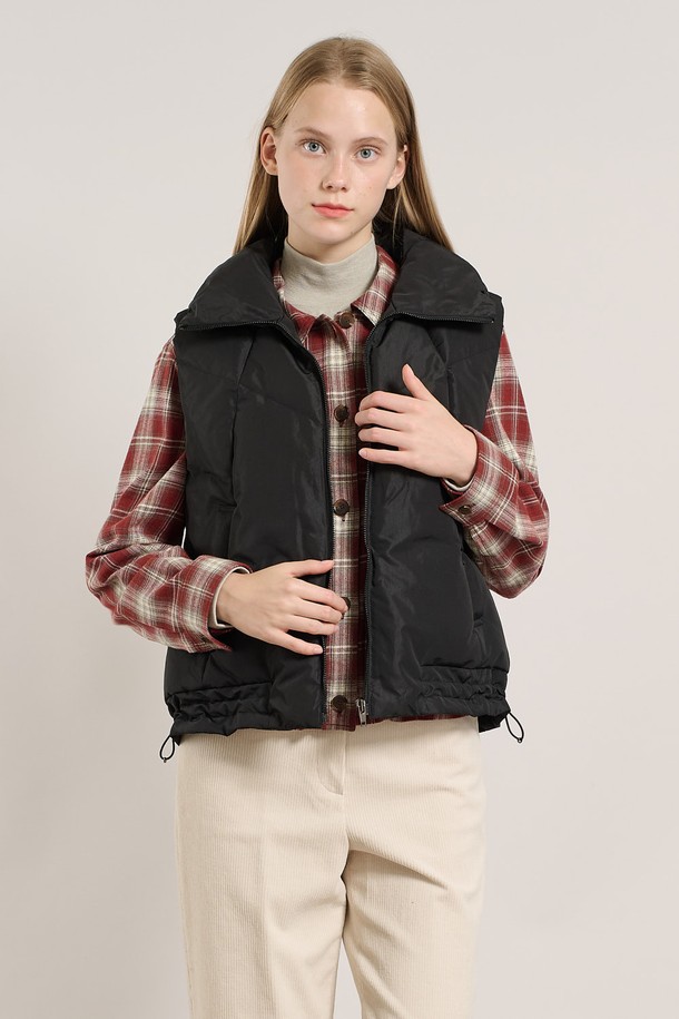 [25WT] 밴드넥 볼륨 베스트 - BLACK A5W9F50299는 여성용 베스트로, 가을과 겨울에 따뜻하게 착용할 수 있습니다. 밴드넥 디자인과 오버핏으로 캐주얼하고 스포티한 스타일을 연출하며, 볼륨감 있는 퀼팅 디테일이 특징입니다. 부드러운 촉감의 폴리에스테르 소재에 두꺼운 안감(패딩)으로 보온성을 높였습니다. 무지 디자인의 블랙 컬러로 다양한 룩에 매치하기 용이하며, 일상복으로 활용하기 좋습니다.
