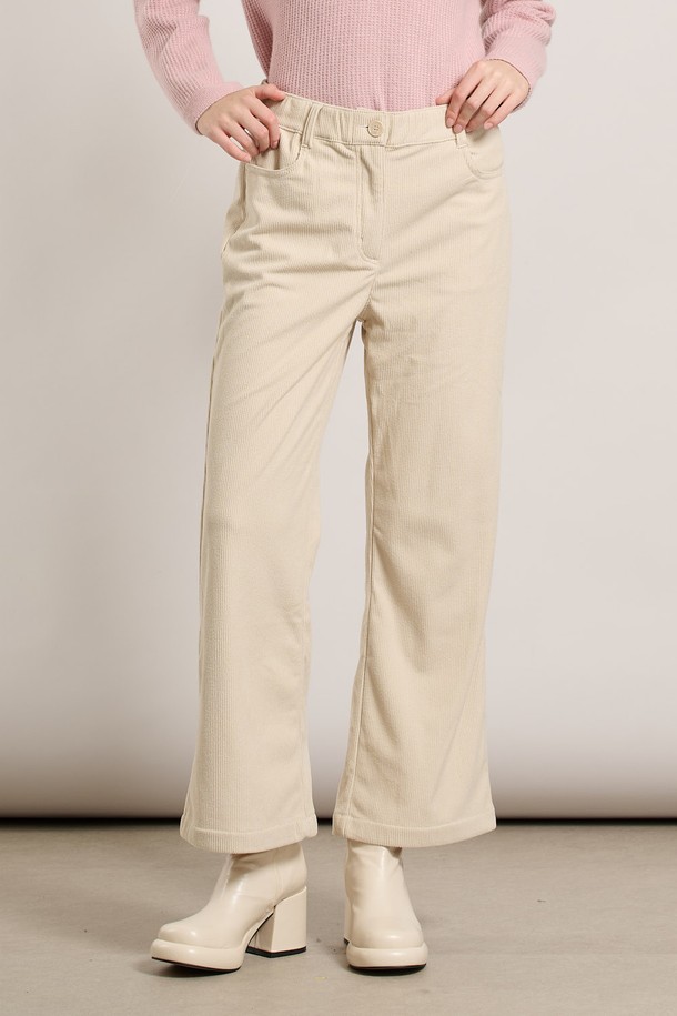 [25WT] 밴딩 코듀로이 팬츠 - 라이트 베이지 A5W9G39471는 부드러운 촉감의 코듀로이 소재로 제작된 여성용 와이드 핏 팬츠입니다. 가을과 겨울에 따뜻하게 착용할 수 있으며, 밴딩 디자인으로 편안한 착용감을 제공합니다. 라이트 베이지 컬러의 무지 디자인으로 베이직하고 캐주얼한 스타일을 연출할 수 있습니다. 넉넉한 루즈핏과 긴 기장으로 다양한 상의와 매치하기 용이합니다. 캐주얼, 클래식, 미니멀 스타일을 즐겨 입는 여성분들께 추천합니다.
