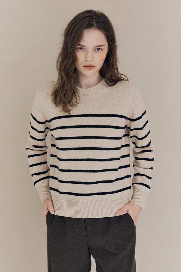 [25WT] 스트라이프 라운드넥 풀오버 - BLACK A5W9K40199는 여성용 상의로, 가을과 겨울에 착용하기 좋은 두꺼운 울 소재의 니트/스웨터입니다. 블랙 컬러에 베이직하고 캐주얼한 스트라이프 패턴이 돋보이며, 레귤러 핏의 긴소매 라운드넥 디자인으로 제작되었습니다. 부드러운 촉감과 풀오버 스타일로 편안한 착용감을 선사하며, 캐주얼, 클래식, 미니멀 스타일 연출에 활용하기 좋습니다. 일상복으로 활용하기 좋은 아이템입니다.
