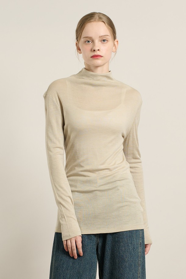 "[25WT] 울 소프트 폴라 티셔츠 - LIGHT BEIGE A5W9X40171"는 부드러운 촉감의 울 소재로 제작되어 가을, 겨울철 따뜻하게 착용하기 좋은 여성 폴라 티셔츠입니다. 라이트 베이지 컬러의 무지 디자인으로, 베이직한 스타일을 선호하는 분들께 추천드립니다. 레귤러핏과 레귤러 기장으로 편안한 착용감을 선사하며, 출근룩, 모임룩 등 다양한 TPO에 활용할 수 있습니다. 클래식, 미니멀, 캐주얼 등 어떤 스타일에도 잘 어울려 활용도가 높은 아이템입니다. 부드러운 소프트 터치로 피부에 닿는 감촉이 좋습니다.
